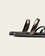 SANDALE THONG PLATE CUIR PLOMBÉ CAMILA