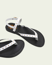 SANDALES PLATES EN CUIR À CLOUS ALESSANDRA BLANC