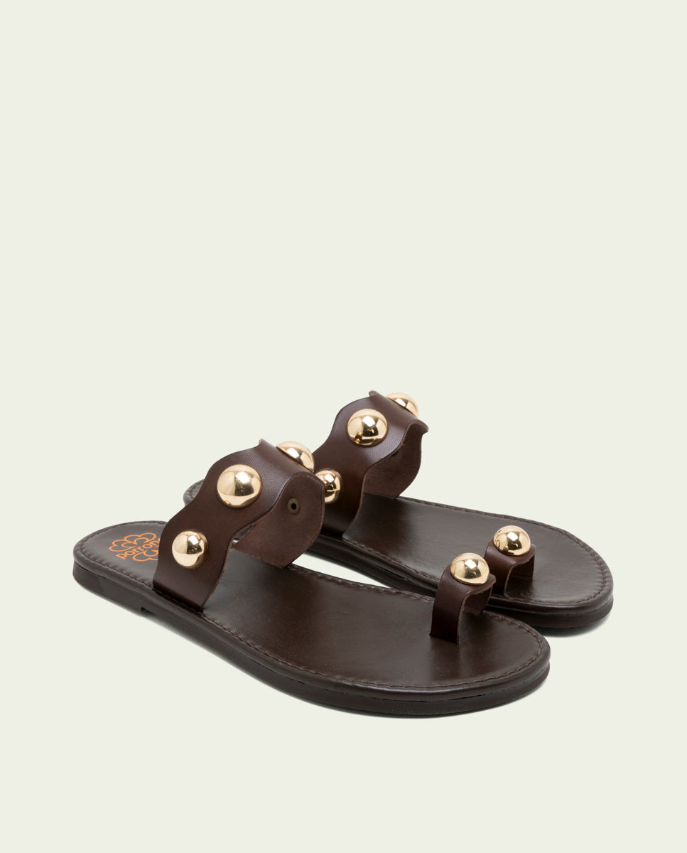 SANDALES ESCLAVES EN CUIR À CLOUS ET BALLES AMELIE MOKA
