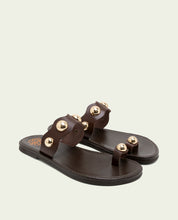 SANDALES ESCLAVES EN CUIR À CLOUS ET BALLES AMELIE MOKA