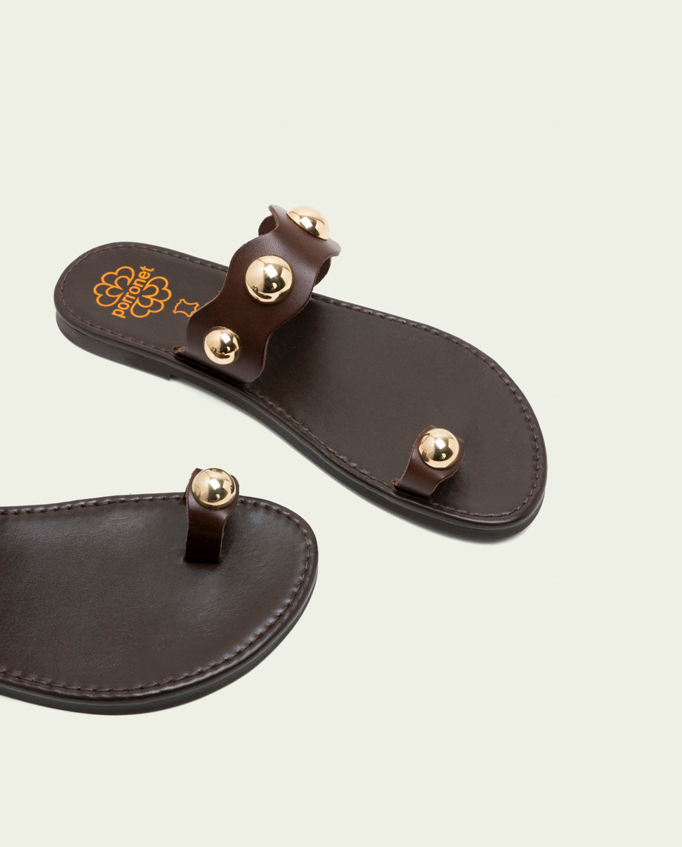 SANDALES ESCLAVES EN CUIR À CLOUS ET BALLES AMELIE MOKA