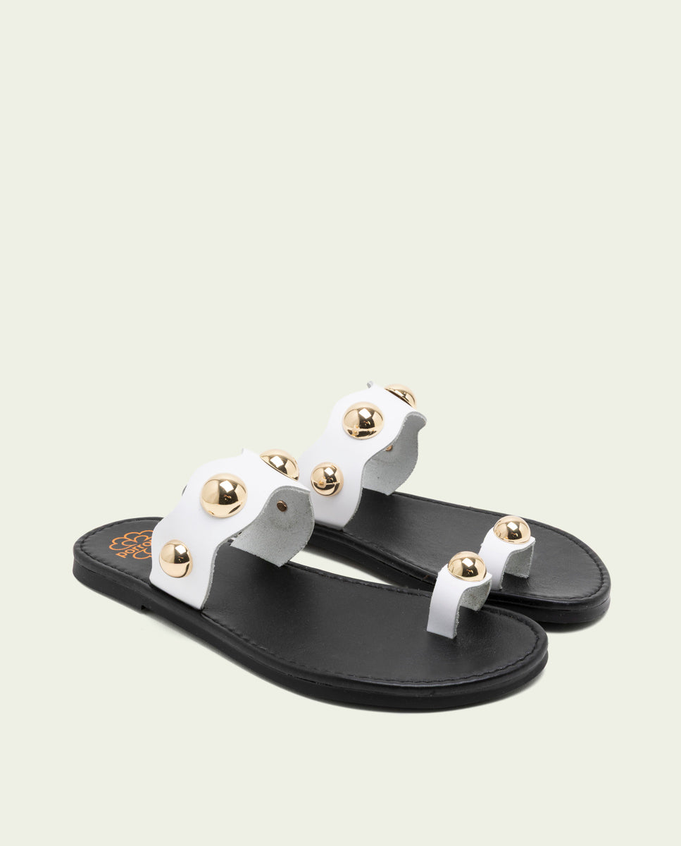 SANDALES ESCLAVES EN CUIR À CLOUS ET BALLES AMELIE BLANC