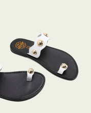 SANDALES ESCLAVES EN CUIR À CLOUS ET BALLES AMELIE BLANC