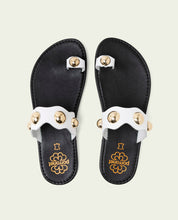 SANDALES ESCLAVES EN CUIR À CLOUS ET BALLES AMELIE BLANC