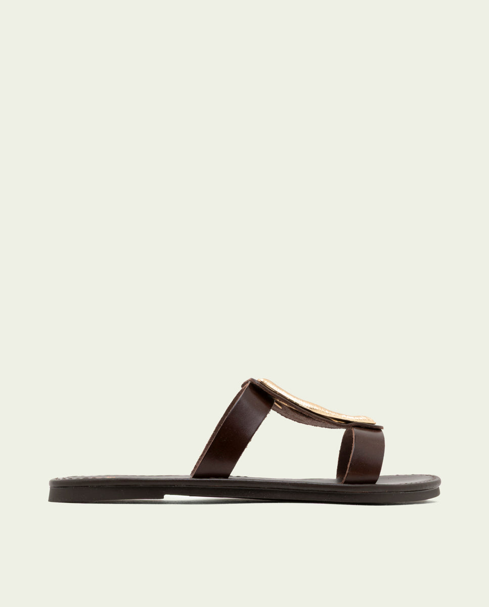 SANDALES PLATES EN CUIR AVEC ORNEMENT ALEIDA MOKA