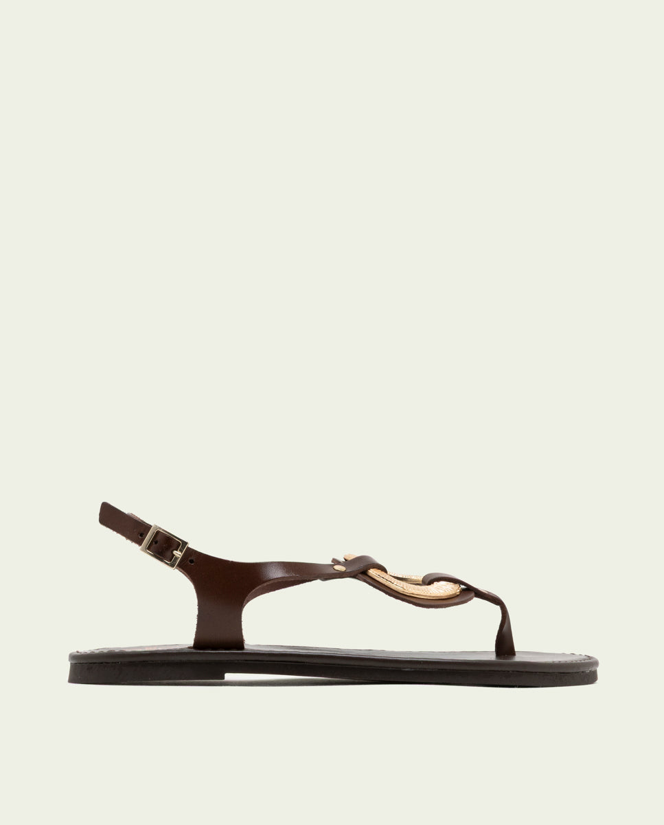 SANDALES PLATES EN CUIR AVEC ORNEMENT AURELIA MOKA
