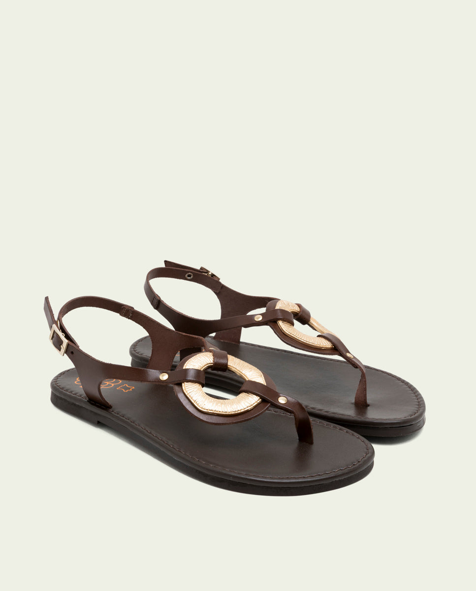 SANDALES PLATES EN CUIR AVEC ORNEMENT AURELIA MOKA