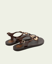 SANDALES PLATES EN CUIR AVEC ORNEMENT AURELIA MOKA