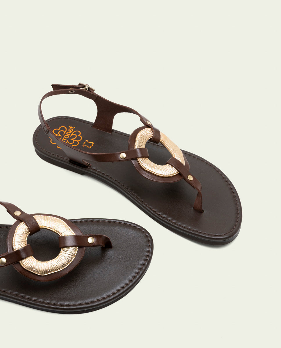 SANDALES PLATES EN CUIR AVEC ORNEMENT AURELIA MOKA