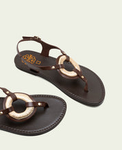 SANDALES PLATES EN CUIR AVEC ORNEMENT AURELIA MOKA
