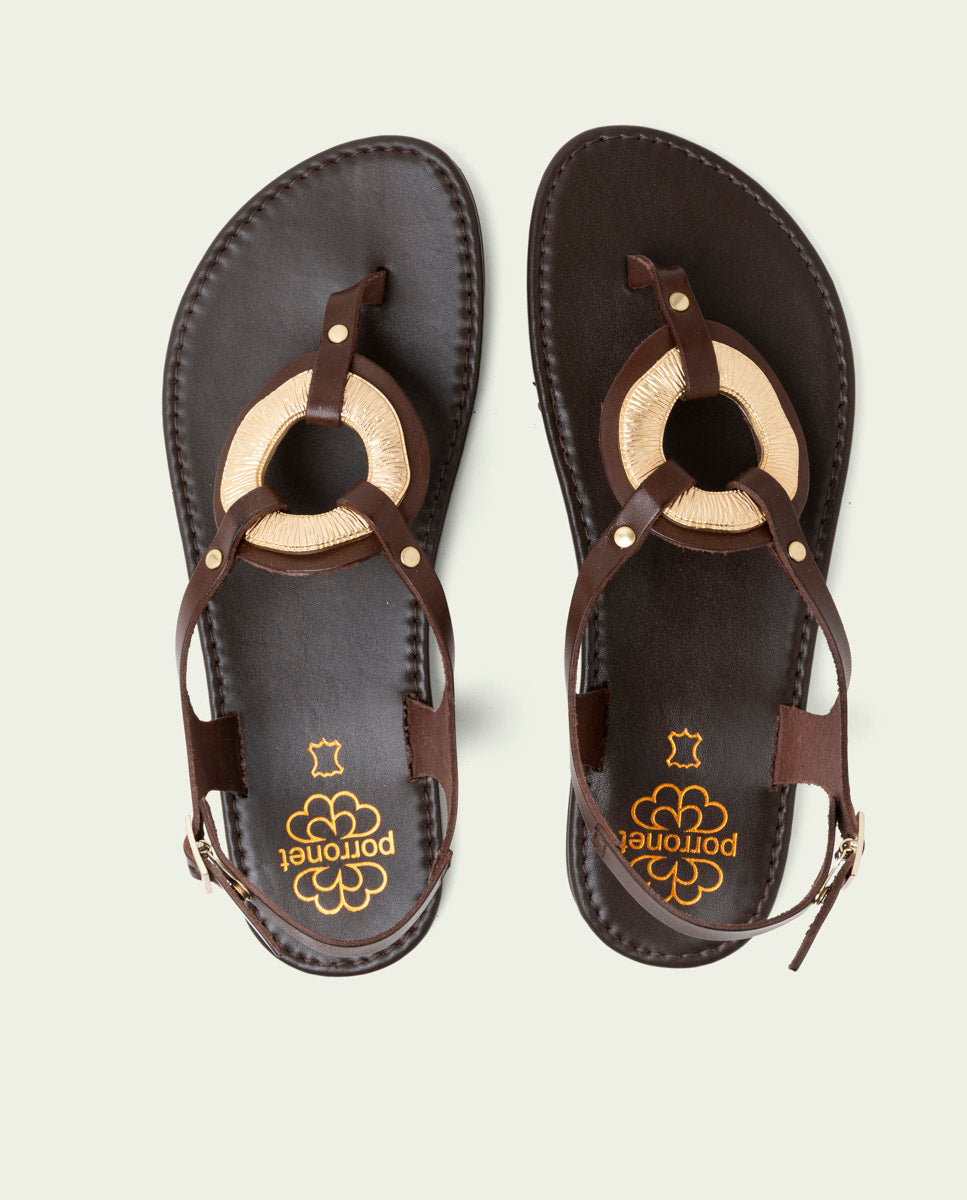 SANDALES PLATES EN CUIR AVEC ORNEMENT AURELIA MOKA