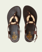 SANDALES PLATES EN CUIR AVEC ORNEMENT AURELIA MOKA