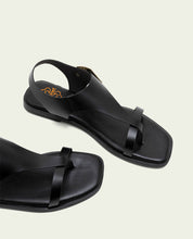SANDALES PLATES EN CUIR AVEC BOUCLE BERTA NOIR