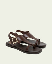 SANDALES PLATES EN CUIR AVEC BOUCLE BERTA MOKA