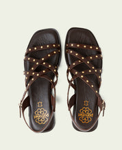 SANDALES PLATES EN CUIR À BRIDES ET CLOUS BLAIR MOKA