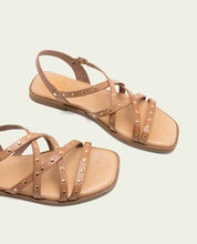 SANDALES PLATES EN CUIR À BRIDES ET CLOUS BLAIR TAUPE