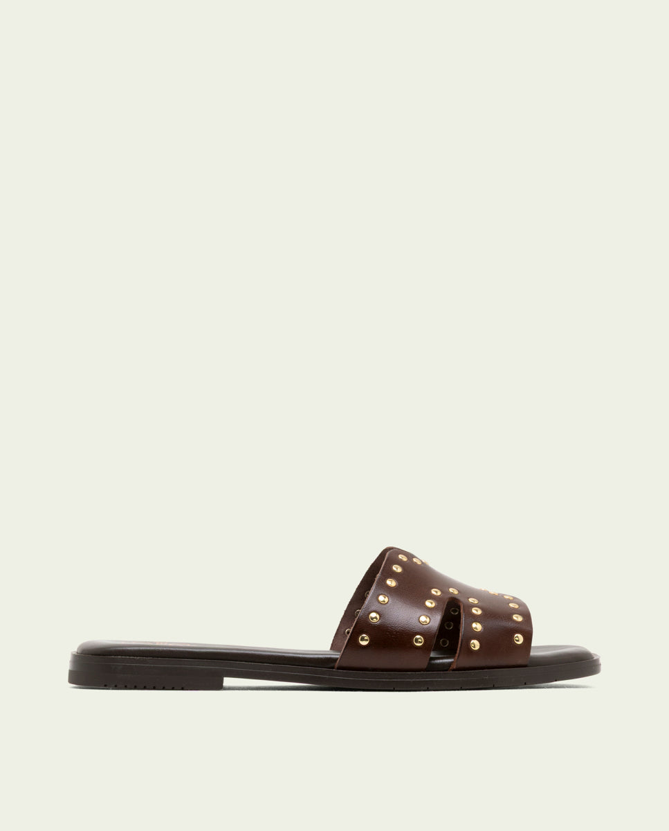 SANDALES PLATES EN CUIR AVEC CLOUS BECCA MOKA