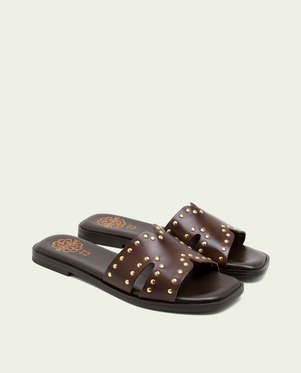 SANDALES PLATES EN CUIR AVEC CLOUS BECCA MOKA