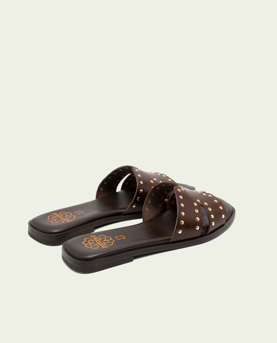 SANDALES PLATES EN CUIR AVEC CLOUS BECCA MOKA