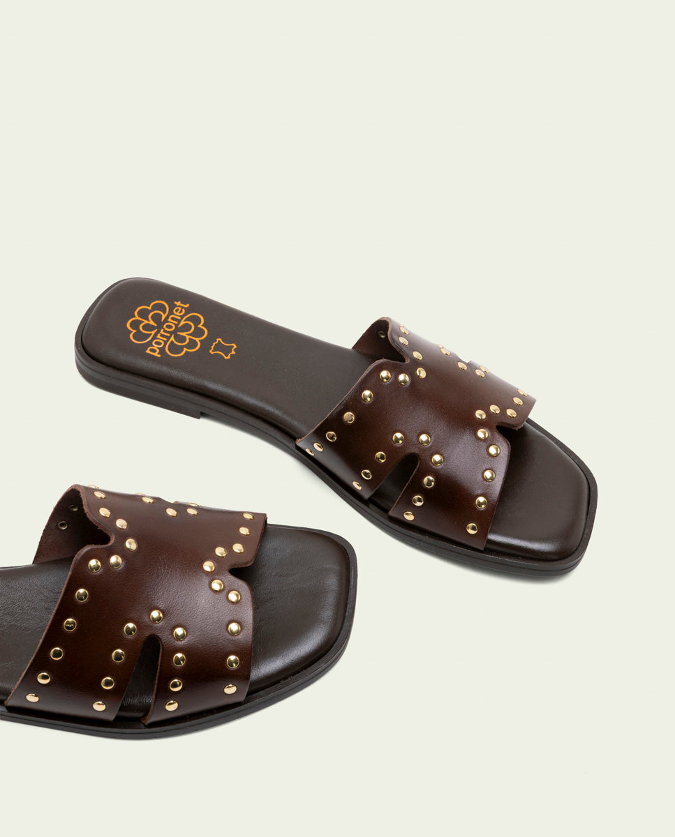 SANDALES PLATES EN CUIR AVEC CLOUS BECCA MOKA