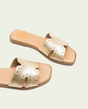SANDALES PLATES EN CUIR AVEC CLOUS BECCA OR