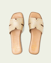 SANDALES PLATES EN CUIR AVEC CLOUS BECCA OR