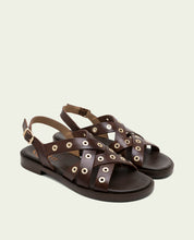 SANDALES PLATES EN CUIR À CLOUS CHLOE MOKA