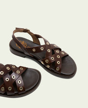 SANDALES PLATES EN CUIR À CLOUS CHLOE MOKA