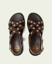 SANDALES PLATES EN CUIR À CLOUS CHLOE MOKA