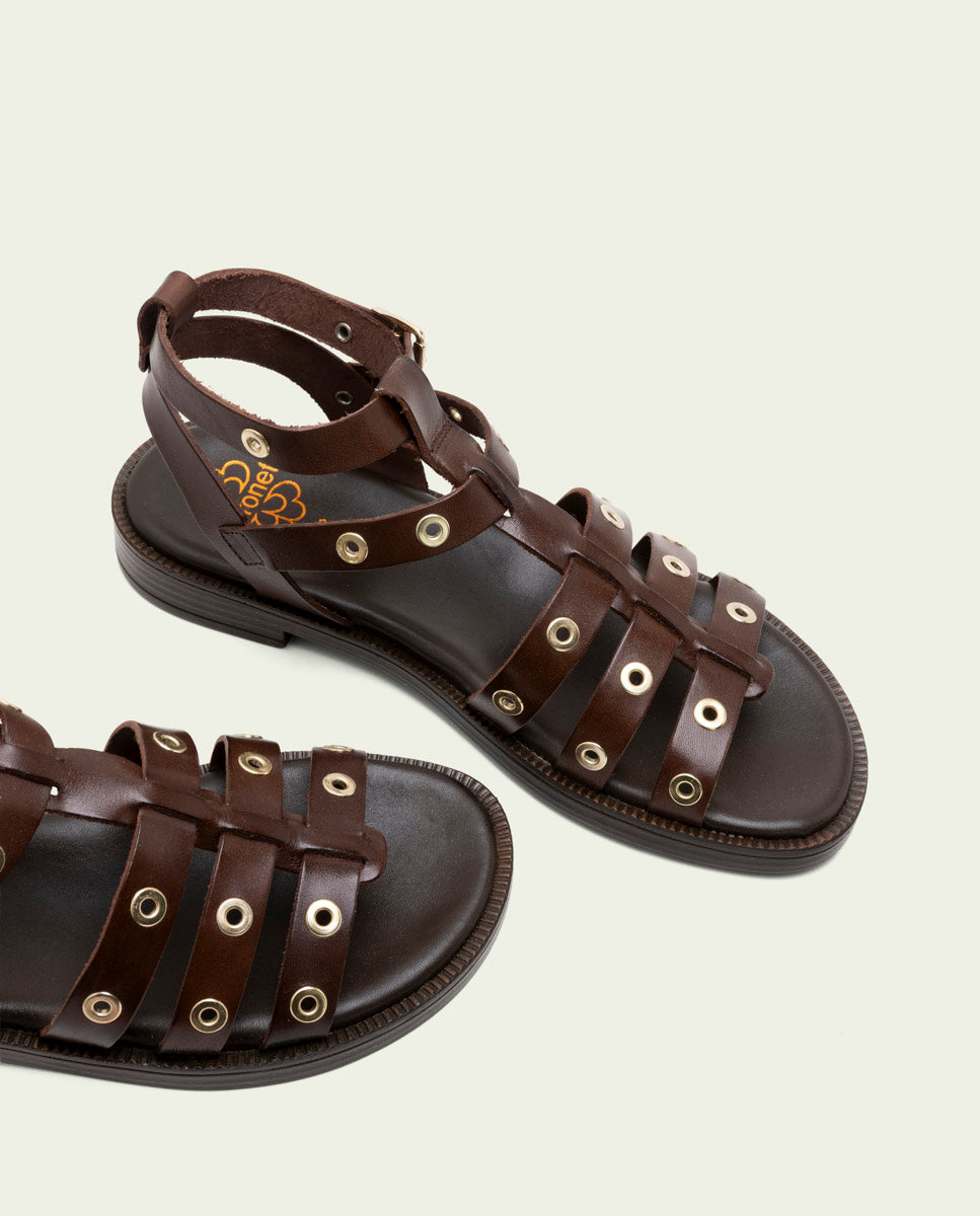 SANDALES PLATES EN CUIR À CLOUS CHLOE MOKA