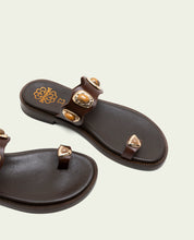 SANDALES PLATES EN CUIR À BRIDES CLARES MOKA