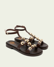 SANDALES PLATES EN CUIR ESCLAVA AVEC STRASS CARMEN MOKA