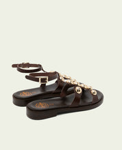 SANDALES PLATES EN CUIR ESCLAVA AVEC STRASS CARMEN MOKA