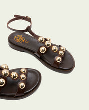 SANDALES PLATES EN CUIR ESCLAVA AVEC STRASS CARMEN MOKA