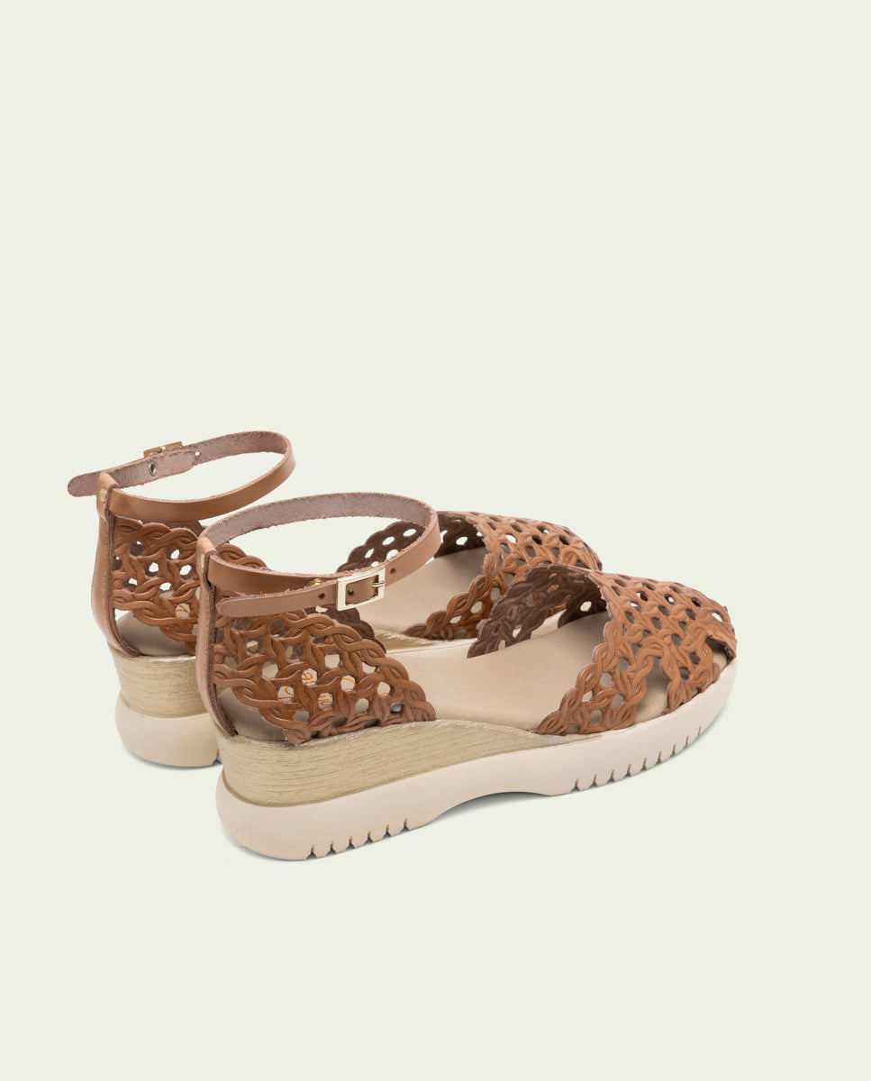 SANDALES À TALONS COMPENSÉS EN CUIR TRESSÉ EVA TAUPE