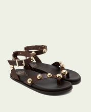 SANDALE PLATE EN CUIR CLOUS HOLLY MOKA