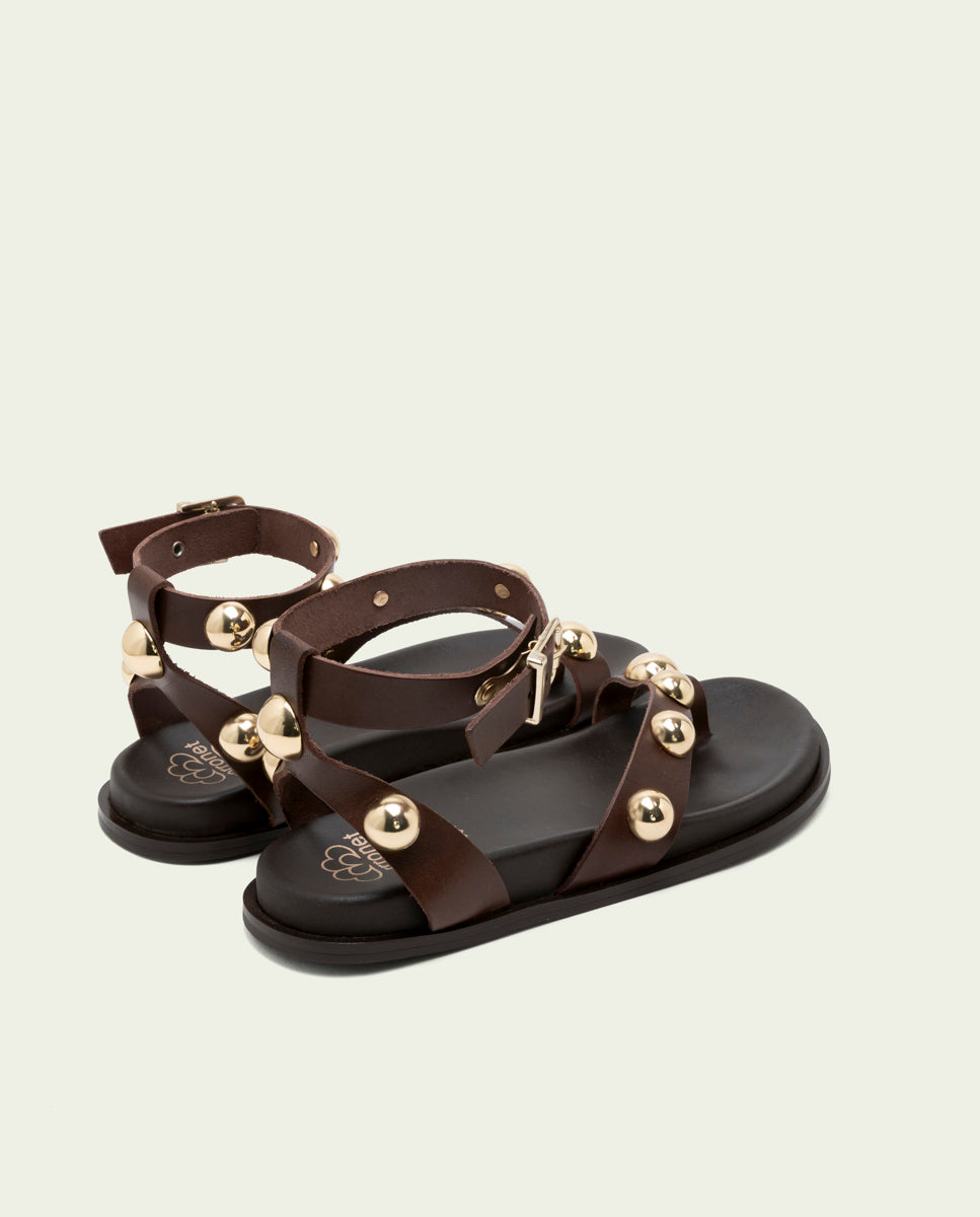 SANDALE PLATE EN CUIR CLOUS HOLLY MOKA