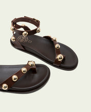 SANDALE PLATE EN CUIR CLOUS HOLLY MOKA
