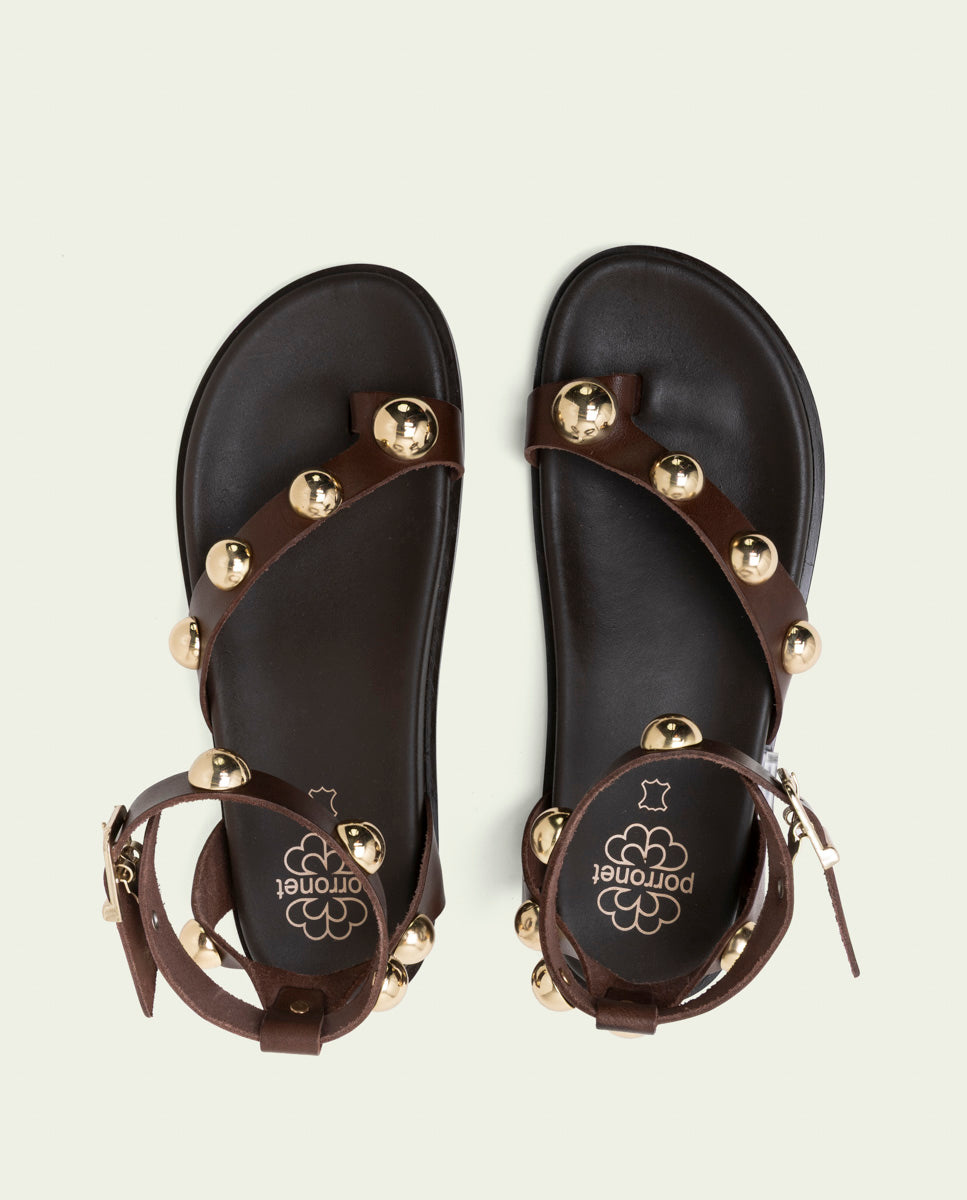 SANDALE PLATE EN CUIR CLOUS HOLLY MOKA