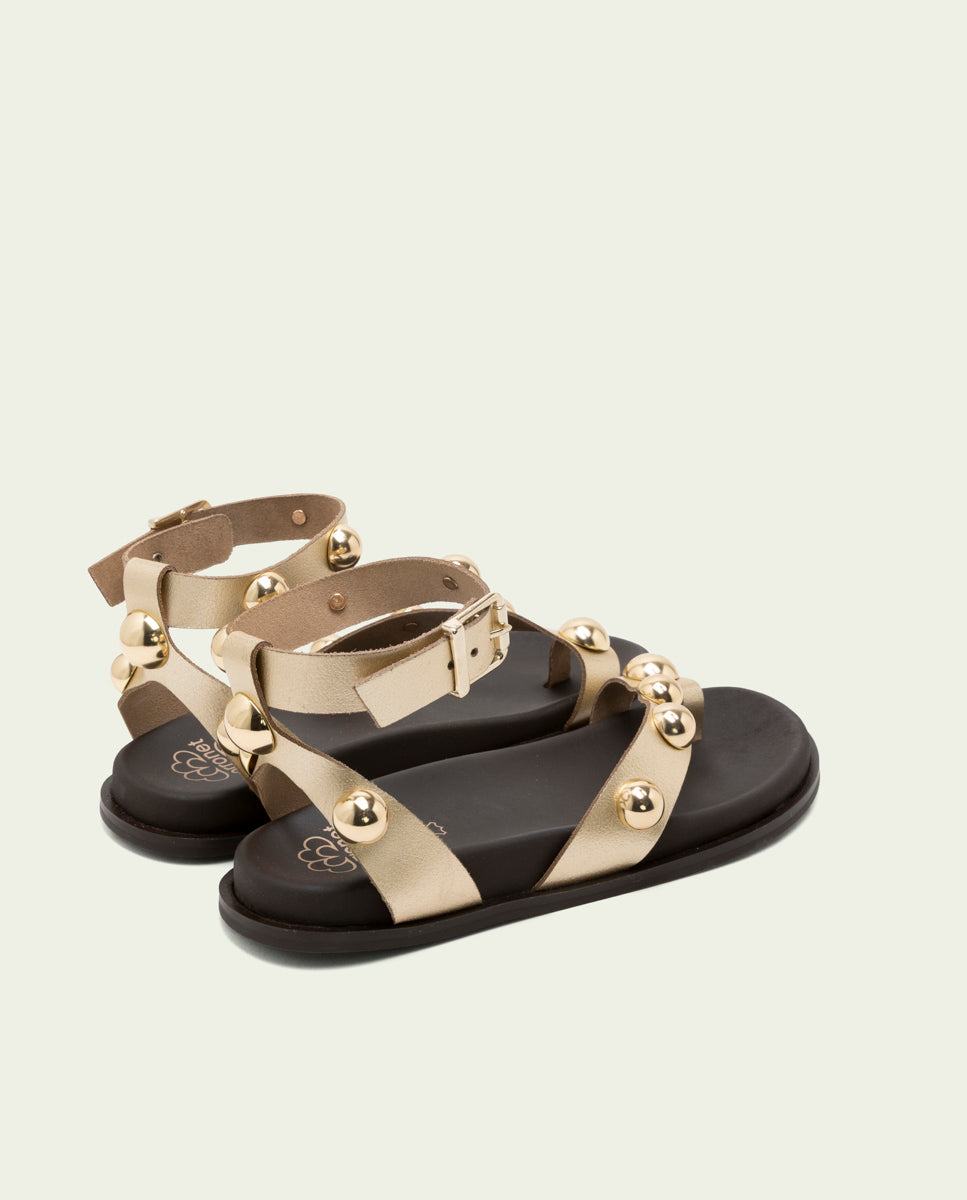 SANDALE PLATE EN CUIR CLOUS HOLLY OR