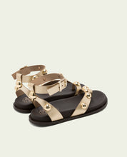 SANDALE PLATE EN CUIR CLOUS HOLLY OR