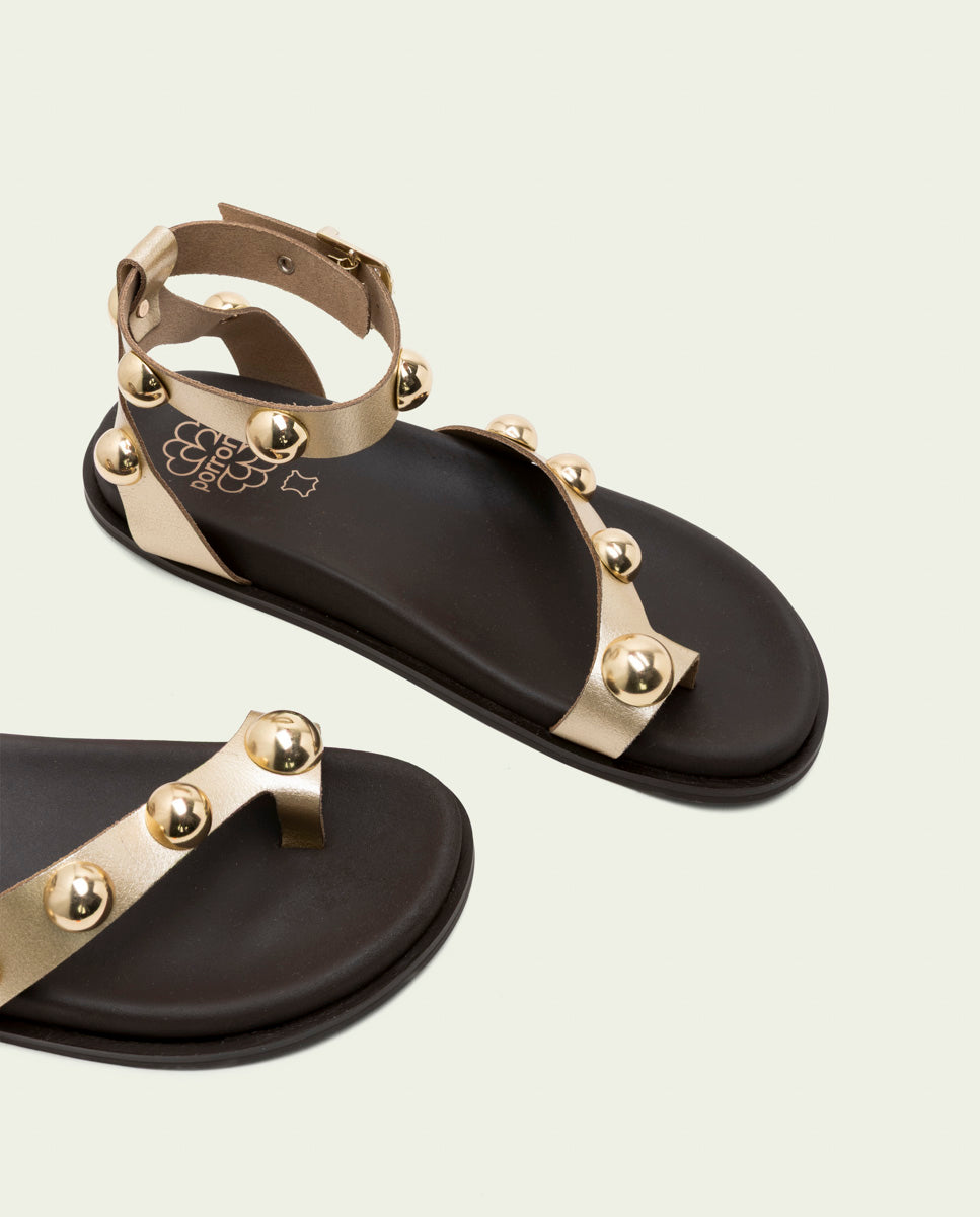SANDALE PLATE EN CUIR CLOUS HOLLY OR