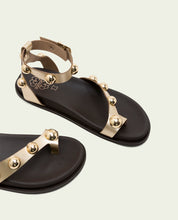 SANDALE PLATE EN CUIR CLOUS HOLLY OR