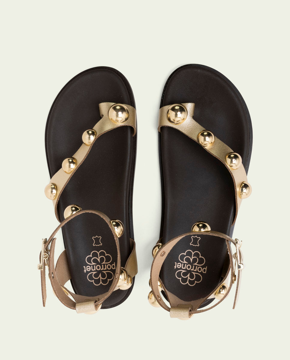 SANDALE PLATE EN CUIR CLOUS HOLLY OR