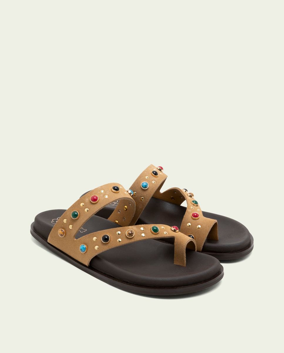 SANDALE PLATE EN CUIR CLOUS HANNAH CAMEL