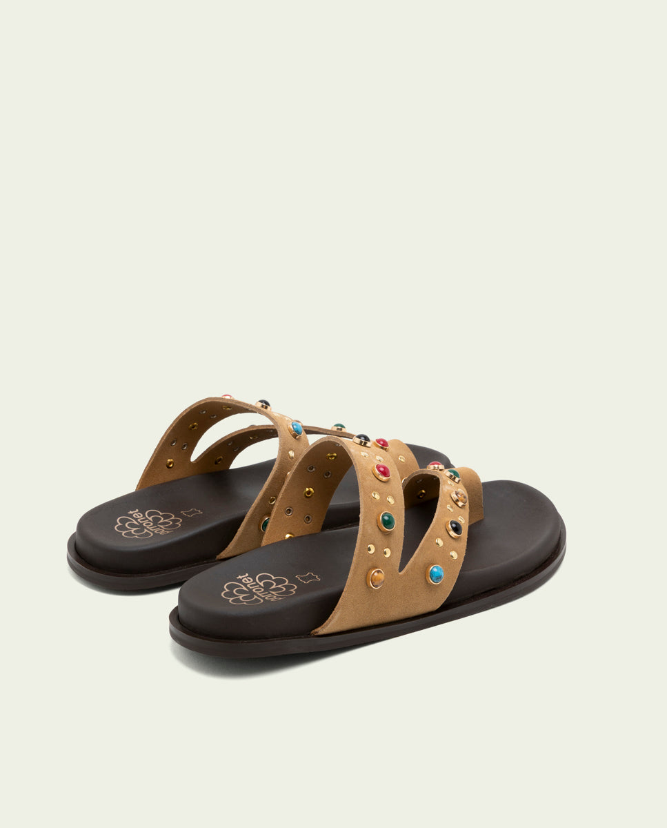 SANDALE PLATE EN CUIR CLOUS HANNAH CAMEL