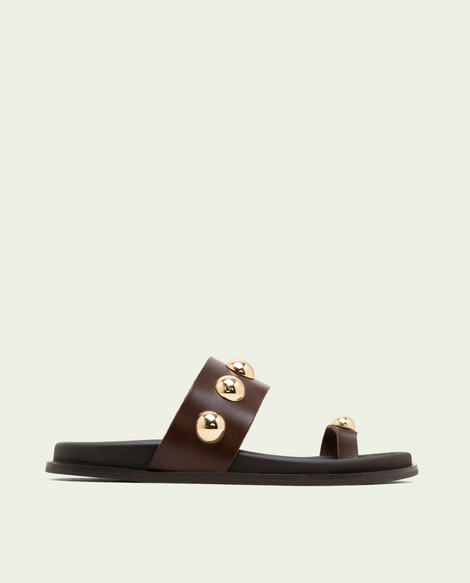 SANDALE PLATE EN CUIR CLOUS MOKA