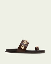SANDALE PLATE EN CUIR CLOUS MOKA