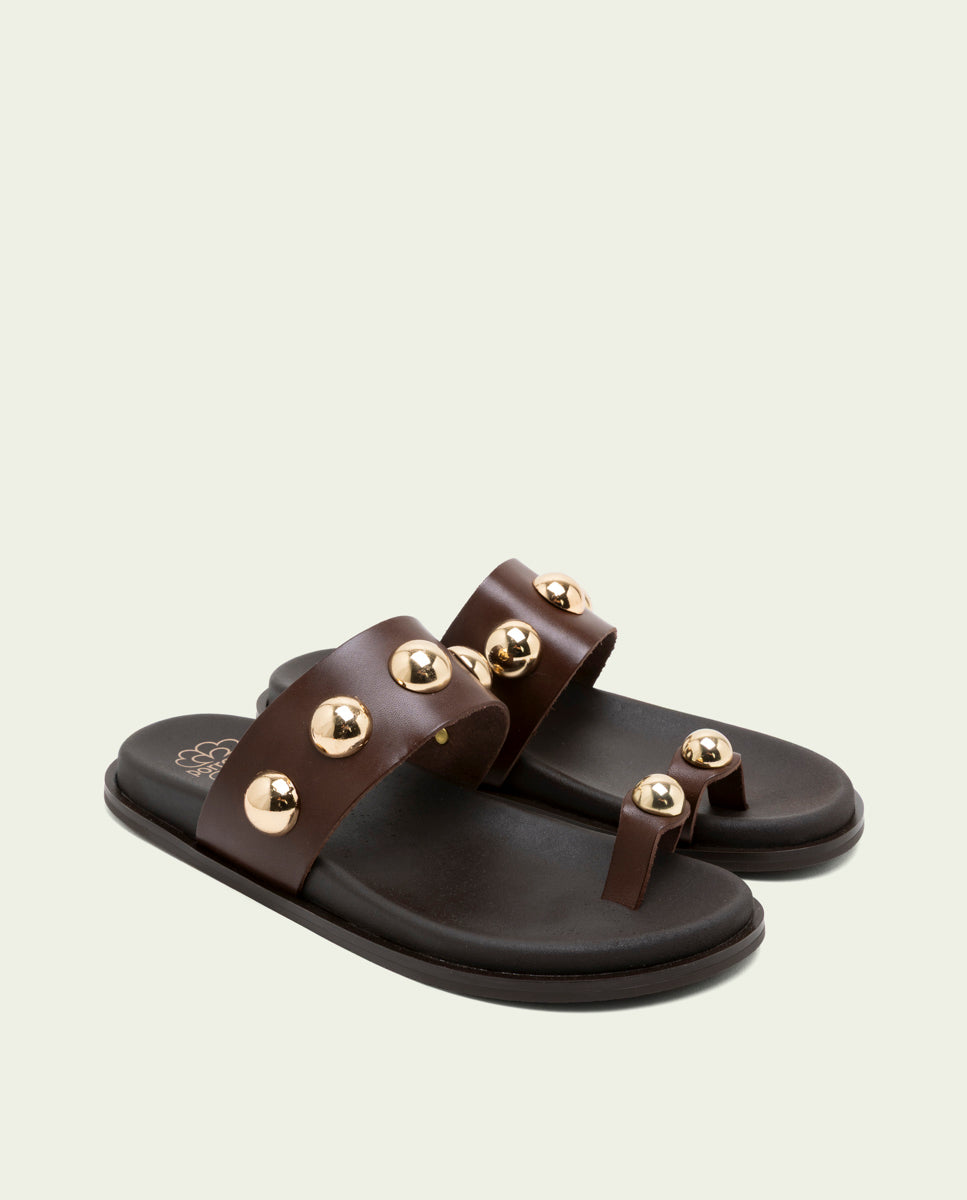 SANDALE PLATE EN CUIR CLOUS MOKA