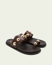 SANDALE PLATE EN CUIR CLOUS MOKA